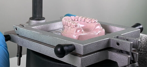 Guia completo sobre termoformadoras dentárias: o que são, como funcionam e suas utilizações na medicina dentária